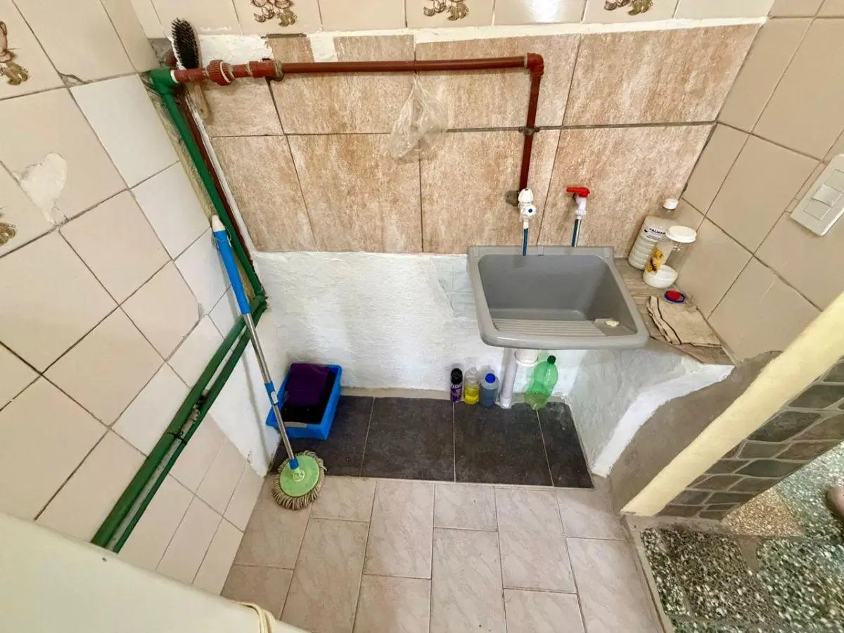 2054489864_bathroom